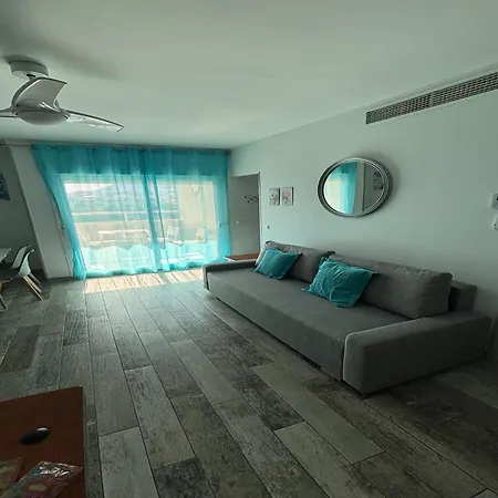 Beachfront With Terrace Appartamento *